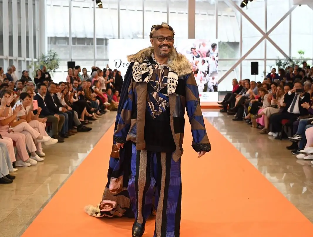 Marcelo dos Reis Rita, produtor de eventos, desfilou se sentindo um 'rei'. Ele passou por dois transplantes e dois anos de tratamento contra um câncer mieloma múltiplo, um tumor na medula óssea | Foto: Reprodução/Icesp