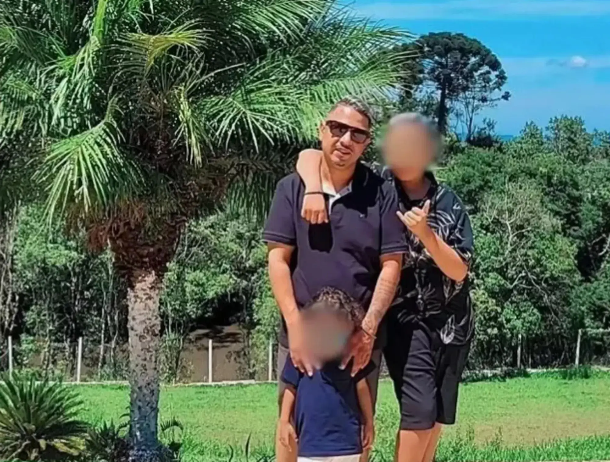 Celso Novais e dois de seus filhos; ele morreu depois de uma execução do PCC no Aeroporto de Guarulhos | Foto: Reprodução/Redes sociais