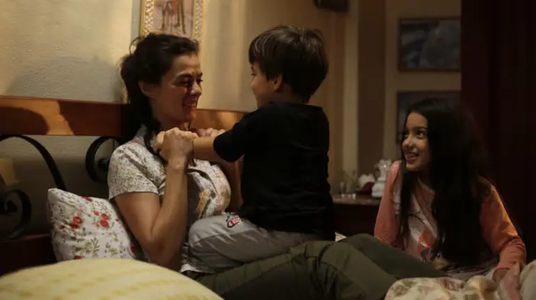 Com estreia nesta semana, a novela Força de Mulher mostra a história de Bahar e seus dois filhos em busca de uma vida melhor | Fonte: Record/Divulgação 