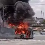 Ônibus em chamas na zona sul de São Paulo: segundo SPTrans, veículo teve pane elétrica | Foto: Reprodução/Redes sociais