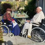 O papa Francisco, 87 anos, em visita a Emma Bonino, 76, histórica defensora do aborto | Foto: Twitter-X/Reprodução