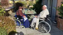 O papa Francisco, 87 anos, em visita a Emma Bonino, 76, histórica defensora do aborto | Foto: Twitter-X/Reprodução