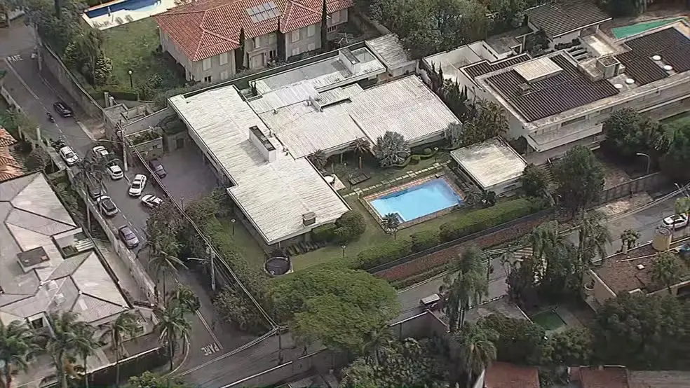 Vista aérea da residência de Otávio Maluf, no Morumbi, em São Paulo: assaltantes teriam simulado uma operação da Polícia Federal | Foto: Reprodução/TV Globo