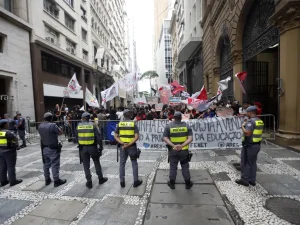 Tarcísio aumenta meta de privatizações, a despeito de protestos