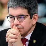 Randolfe Rodrigues é senador da República e ocupa o cargo de líder do governo no Congresso; ele foi citado em caso de emendas | Foto: Pedro França/Agência Senado