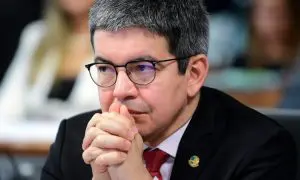 Randolfe Rodrigues é senador da República e ocupa o cargo de líder do governo no Congresso; ele foi citado em caso de emendas | Foto: Pedro França/Agência Senado