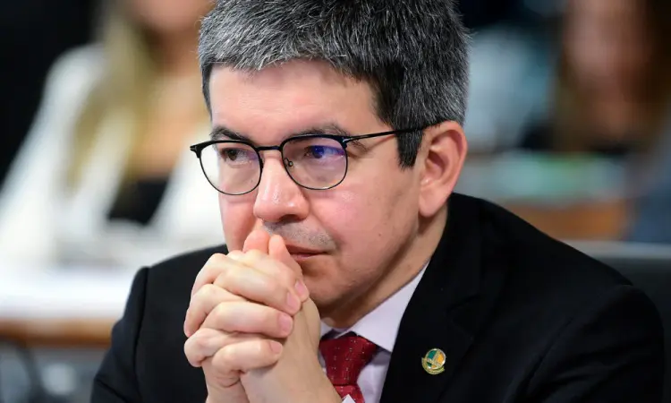Randolfe Rodrigues é senador da República e ocupa o cargo de líder do governo no Congresso; ele foi citado em caso de emendas | Foto: Pedro França/Agência Senado