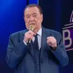 Foto de Raul Gil apresentando seu programa no SBT