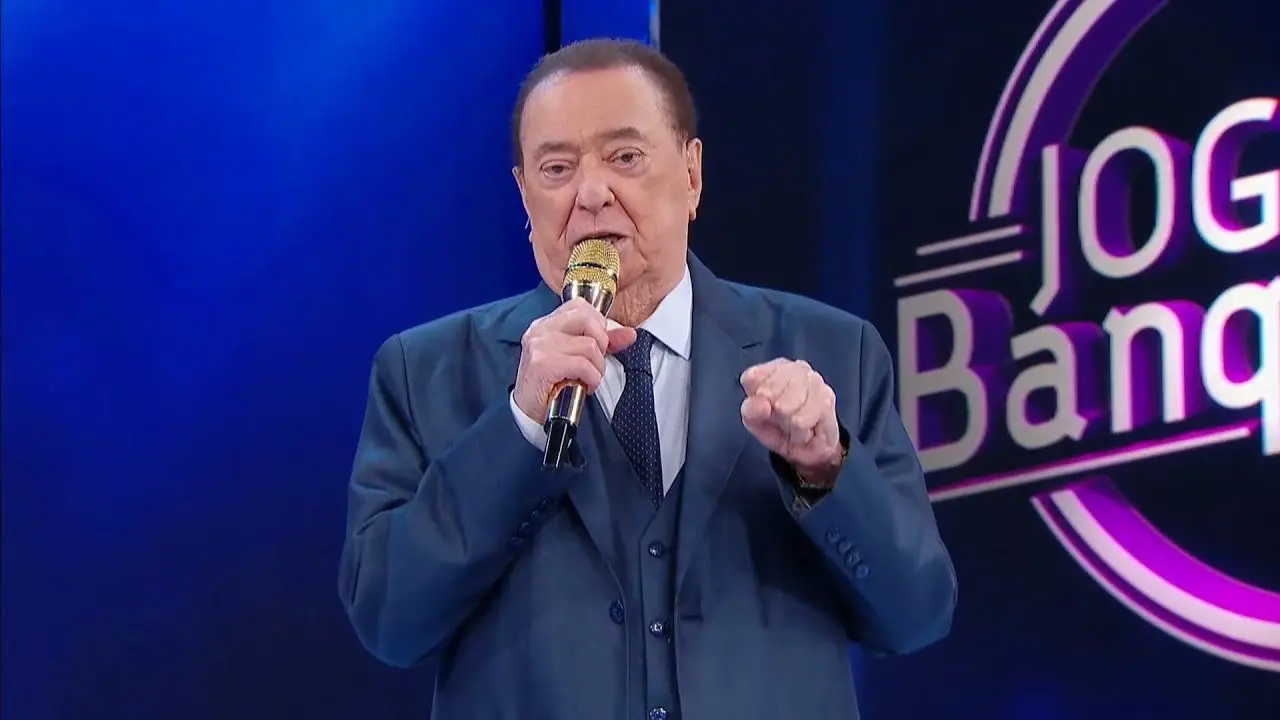 Foto de Raul Gil apresentando seu programa no SBT