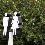 Mãe repensa sobre transgêneros depois de homem de 27 anos entrar em banheiro feminino onde crianças tomavam banho