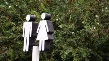 Mãe repensa sobre transgêneros depois de homem de 27 anos entrar em banheiro feminino onde crianças tomavam banho