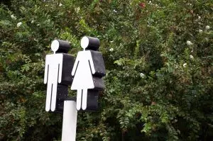 Mãe repensa sobre transgêneros depois de homem de 27 anos entrar em banheiro feminino onde crianças tomavam banho