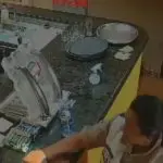 Imagem de circuito interno mostra o momento em que a guarda municipal teria se apossado do celular | Foto: Reprodução/TV Globo