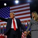 Trump, com Melania, durante comício em Palm Beach County, na Flórida – 6/11/2024 | Foto: Brian Snyder/Reuters