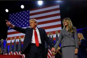 Trump, com Melania, durante comício em Palm Beach County, na Flórida – 6/11/2024 | Foto: Brian Snyder/Reuters