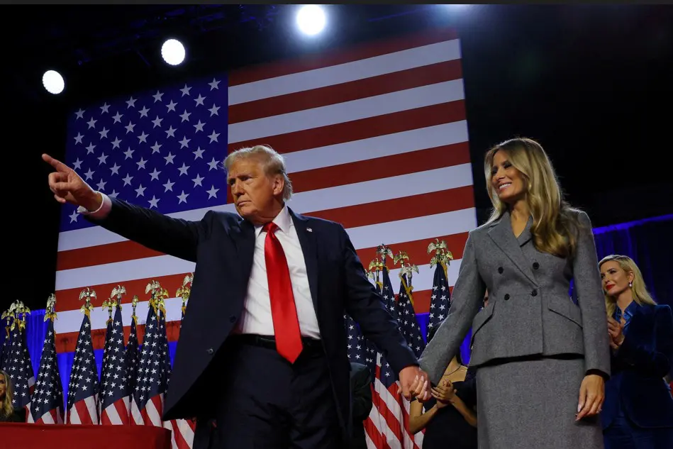 Trump, com Melania, durante comício em Palm Beach County, na Flórida – 6/11/2024 | Foto: Brian Snyder/Reuters