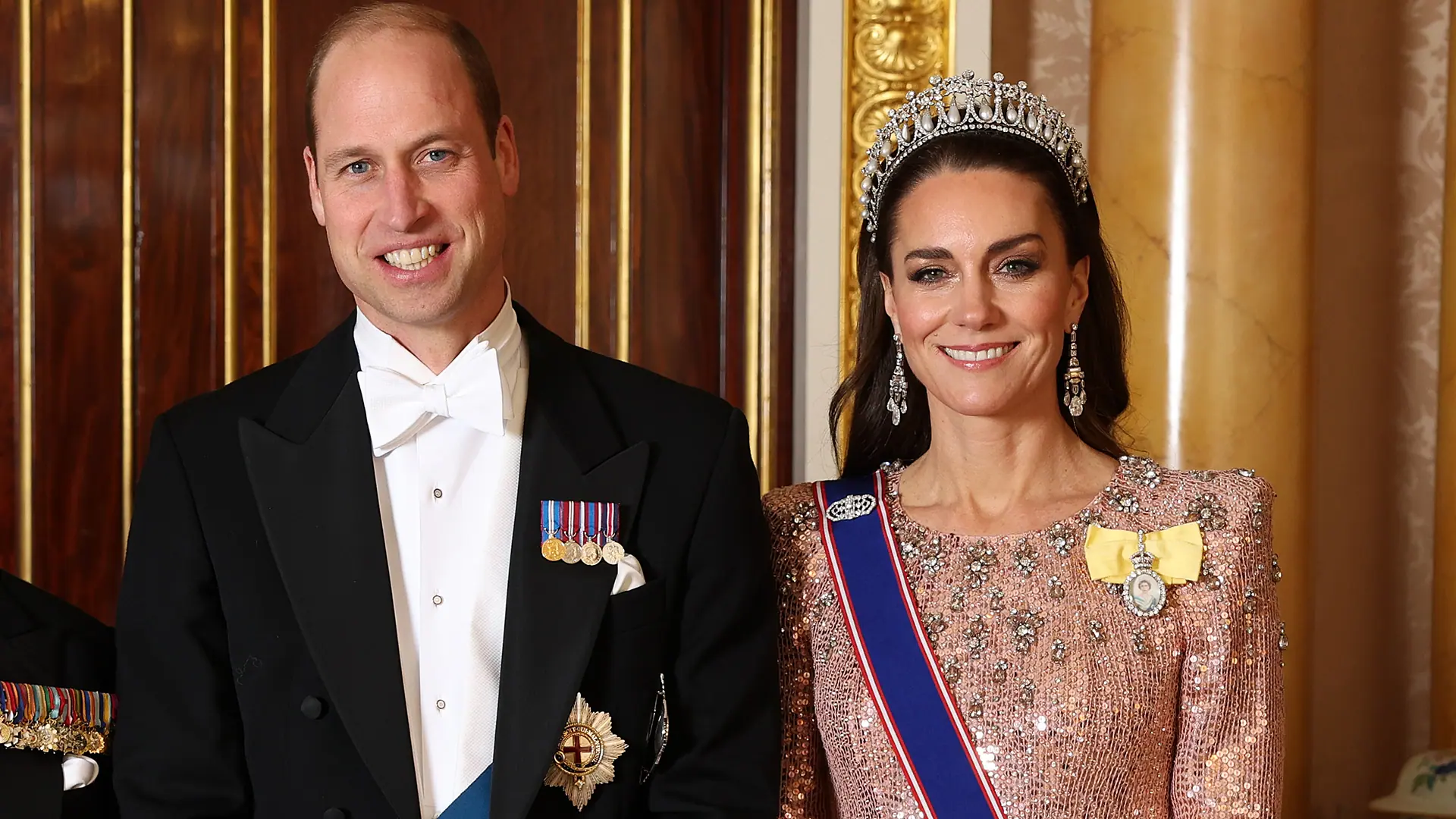 Foto do príncipe William ao lado de Kate Middleton