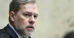 Ministro Dias Toffoli, durante sessão no STF para discutir a responsabilidade das plataformas digitais pelos conteúdos considerados criminosos postados pelos usuários (4/12/2024) | Foto: Ton Molina/Fotoarena/Estadão Conteúdo