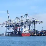 Navio cargueiro no Porto de Santos, em alusão à matéria da nota da CNI sobre o acordo do Mercosul com a União Europeia