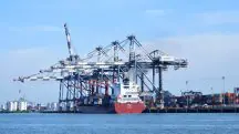 Navio cargueiro no Porto de Santos, em alusão à matéria da nota da CNI sobre o acordo do Mercosul com a União Europeia