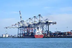 Navio cargueiro no Porto de Santos, em alusão à matéria da nota da CNI sobre o acordo do Mercosul com a União Europeia