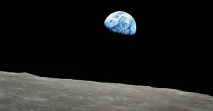 O astronauta William Anders, a bordo da Apollo 8, registrou pela primeira vez o nascer da Terra enquanto estava em órbita ao redor da Lua, em 1968 | Foto: NASA