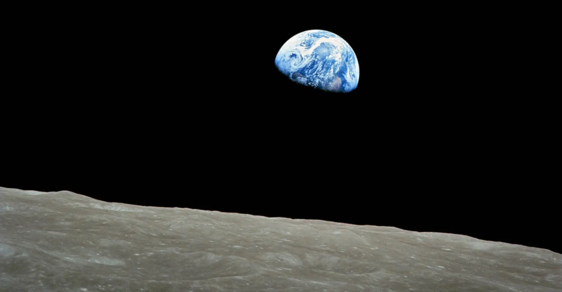 O astronauta William Anders, a bordo da Apollo 8, registrou pela primeira vez o nascer da Terra enquanto estava em órbita ao redor da Lua, em 1968 | Foto: NASA