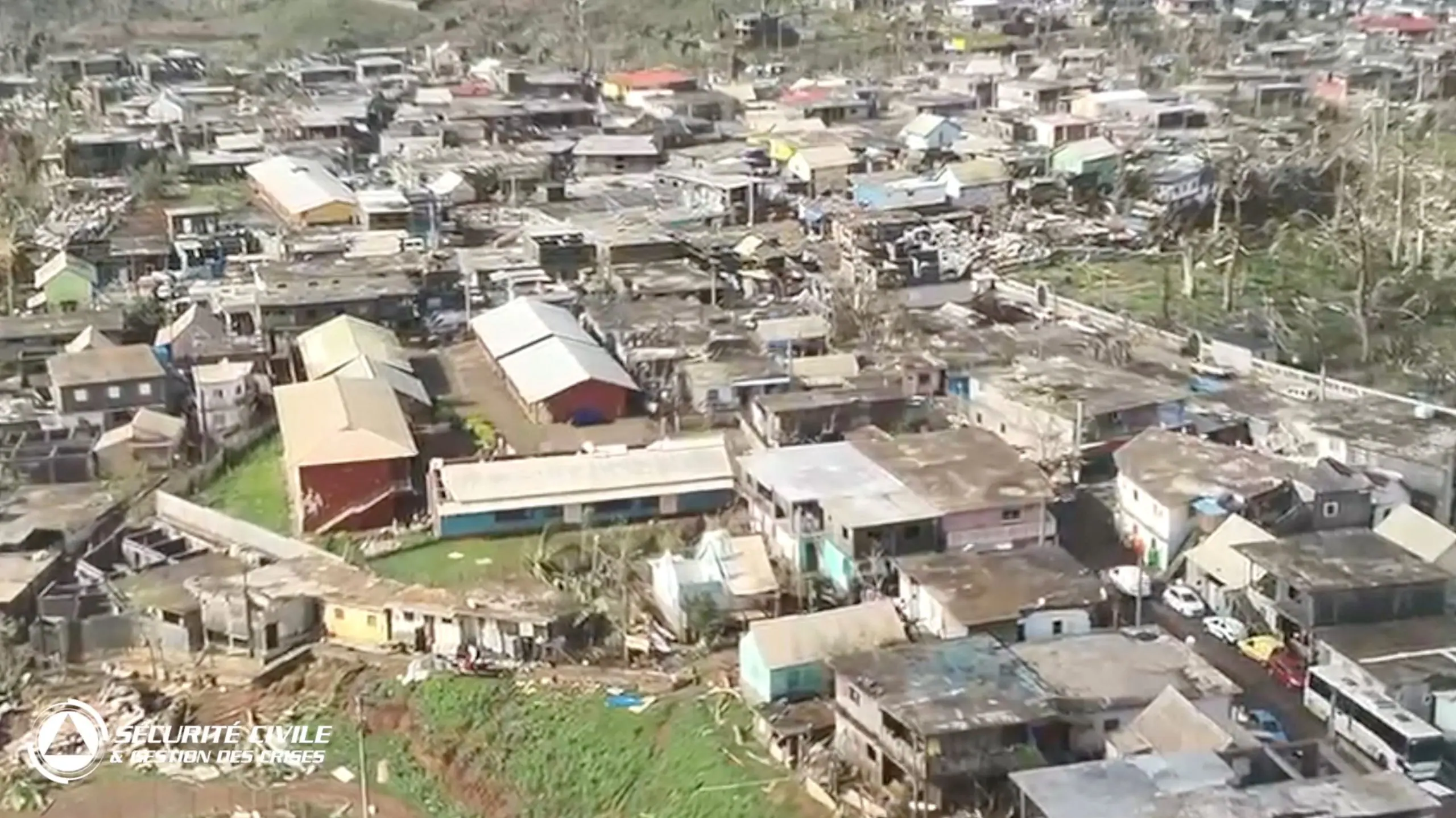 Casas danificadas permanecem e destroços estão no chão, depois que o ciclone Chido varreu Mayotte, na França - 15/12/2024 | Foto: Segurança Civil Francesa/Reuters