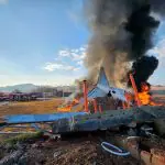 Bombeiros realizam operações em uma aeronave que se acidentou no Aeroporto Internacional de Muan, Província de Jeolla do Sul, Coreia do Sul - 28/12/2024 | Foto: Yonhap/Reuters
