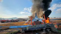 Bombeiros realizam operações em uma aeronave que se acidentou no Aeroporto Internacional de Muan, Província de Jeolla do Sul, Coreia do Sul - 28/12/2024 | Foto: Yonhap/Reuters