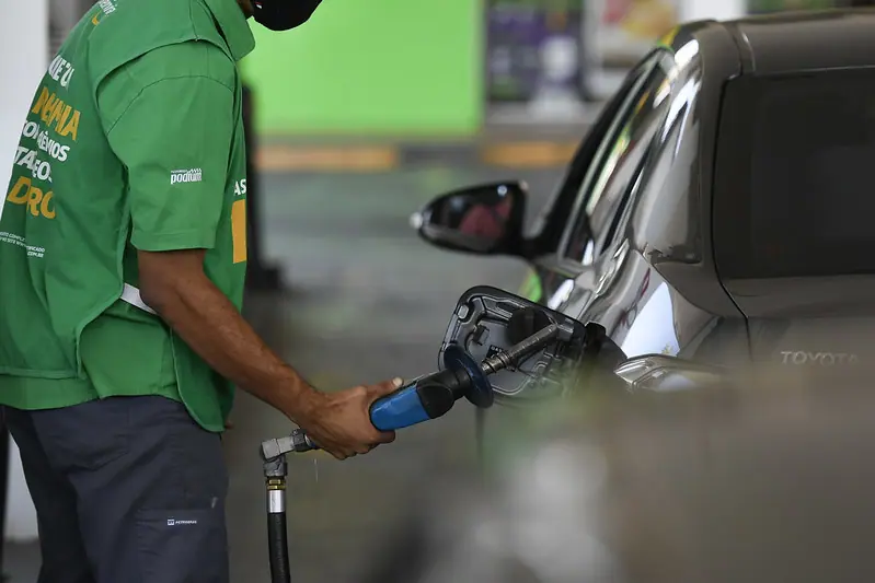 Posto de combustível em Brasília - Abastecimento, em alusão à matéria sobre o aumento do preço do diesel no Brasil