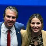 À esquerda, ministro da Educação de Lula, Camilo Santana, ao lado da mulher, Onélia Santana