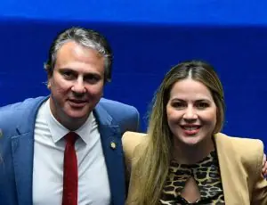 À esquerda, ministro da Educação de Lula, Camilo Santana, ao lado da mulher, Onélia Santana
