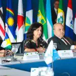 Ao centro, a ministra da Saúde, Nísia Trindade, que prometeu incorporar remédio contra o câncer de mama no SUS