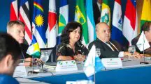 Ao centro, a ministra da Saúde, Nísia Trindade, que prometeu incorporar remédio contra o câncer de mama no SUS