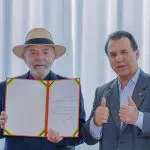 Presidente da República, Luiz Inácio Lula da Silva, acompanhado do ministro do Trabalho e Emprego, Luiz Marinho, durante assinatura do decreto que reajusta valor do salário mínimo para 2025, no Palácio da Alvorada, em Brasília