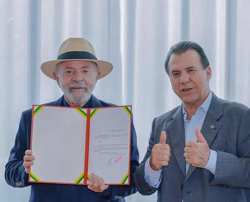 Presidente da República, Luiz Inácio Lula da Silva, acompanhado do ministro do Trabalho e Emprego, Luiz Marinho, durante assinatura do decreto que reajusta valor do salário mínimo para 2025, no Palácio da Alvorada, em Brasília