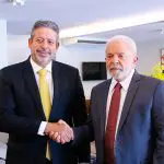 Foto de Arthur Lira e Lula, em nota sobre impasse entre governo Lula e Congresso, que ameaça liberação de emendas e pacote fiscal