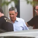 Agentes da Polícia Federal conduzem o General Walter Braga Netto, depois de prisão