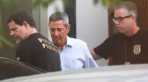 Agentes da Polícia Federal conduzem o General Walter Braga Netto, depois de prisão