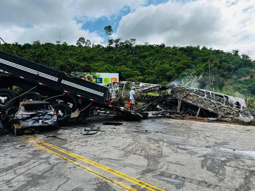 Investigação vai apurar diversos detalhes, entre eles, qual era a posição do carro de passeio que aparece destruído sob a carreta | Foto: PRF/Divulgação