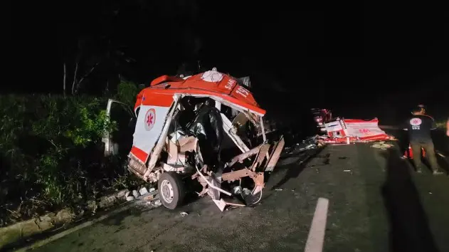A ambulância ficou destruída | Foto: Divulgação/Corpo de Bombeiros