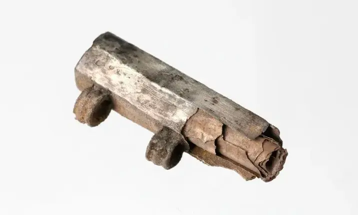 Imagem do amuleto descoberto no que teria sido a cidade romana de Nida, hoje próximo a Frankfurt, na Alemanha: artefato data do período entre 250 e 270 d.C. | Reprodução: Museu Arqueológico de Frankfurt