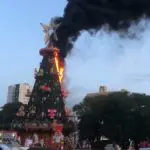 Árvore de Natal em chamas, em Manaus, capital do Estado do Amazonas