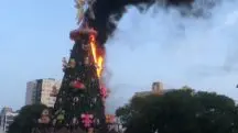 Árvore de Natal em chamas, em Manaus, capital do Estado do Amazonas
