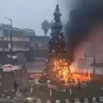 Árvore de Natal queimada em Hama, na Síria | Foto: Reprodução/Redes sociais