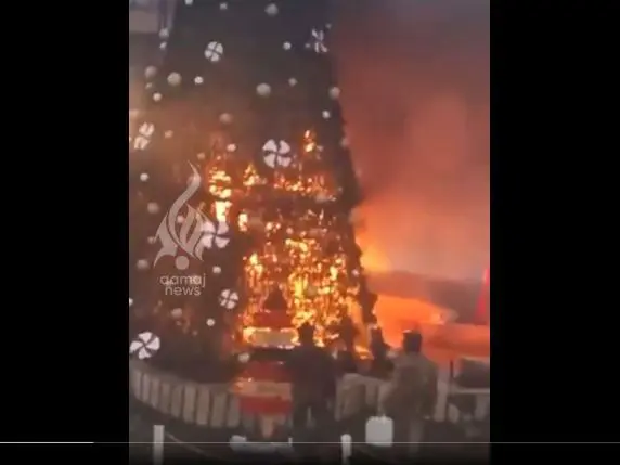 Árvore de Natal queimada na Síria