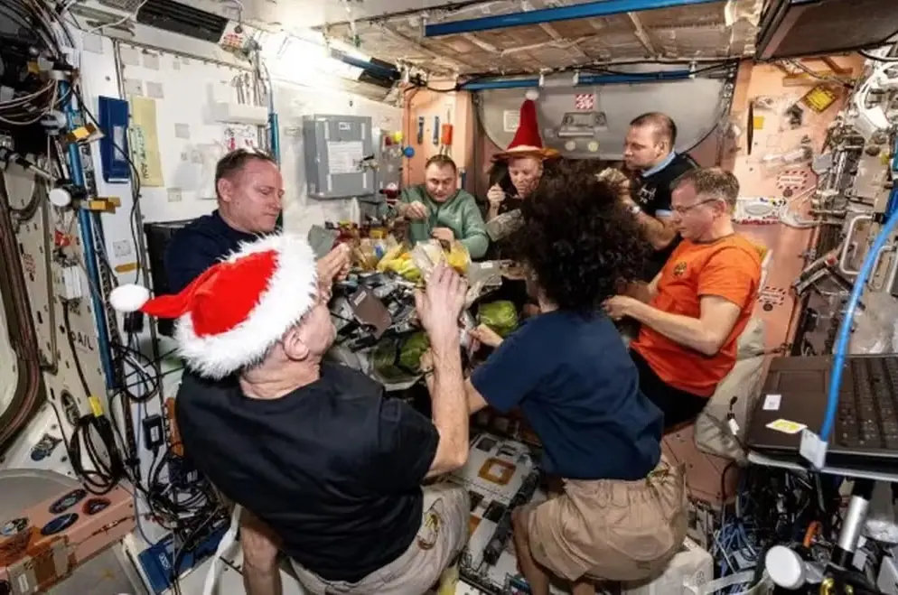 Embora o objetivo da imagem fosse registrar um momento de celebração, alguns interpretaram a cena como um indício de que os astronautas não estavam realmente presos no espaço | Foto: Divulgação/Nasa