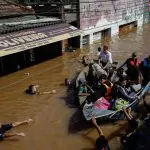 Pessoas são resgatadas após enchente em Canoas, no estado do Rio Grande do Sul, Brasil, 5 de maio de 2024 | Foto: Reuters/Amanda Perobelli