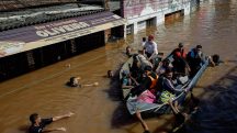 Pessoas são resgatadas após enchente em Canoas, no estado do Rio Grande do Sul, Brasil, 5 de maio de 2024 | Foto: Reuters/Amanda Perobelli